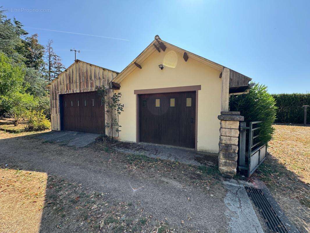 Maison familiale avec 4 chambres, véranda, grand jardin et 3 garages - photo 14
