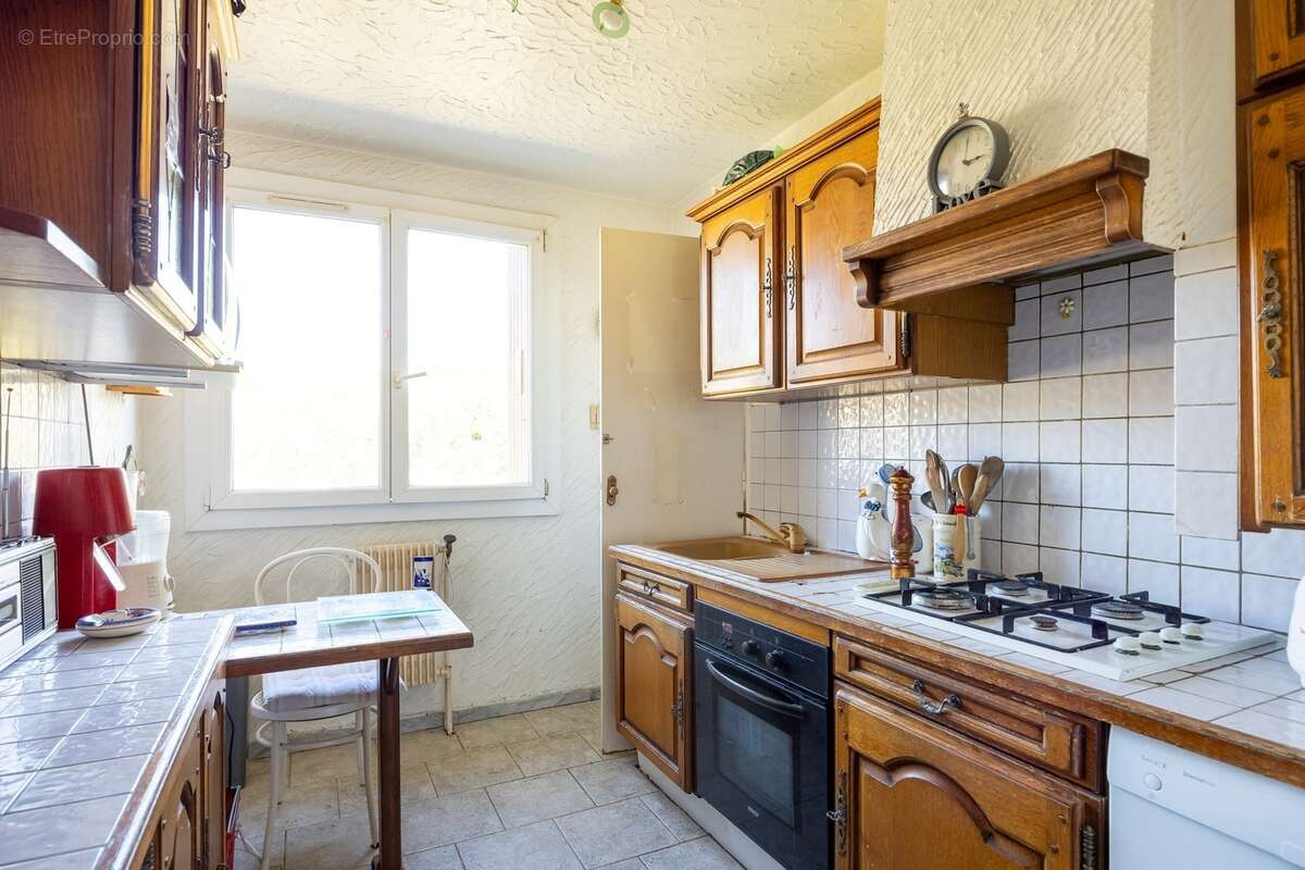 ***marseille 9eme…residence la rouviere…grand t3 traversant…possibilite de recreer une 3eme chambre…etage eleve…vue panoramique* - photo 4