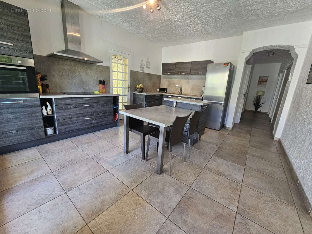 Grande villa de 6 pieces proche du centre-ville de sainte-maxime - photo 2