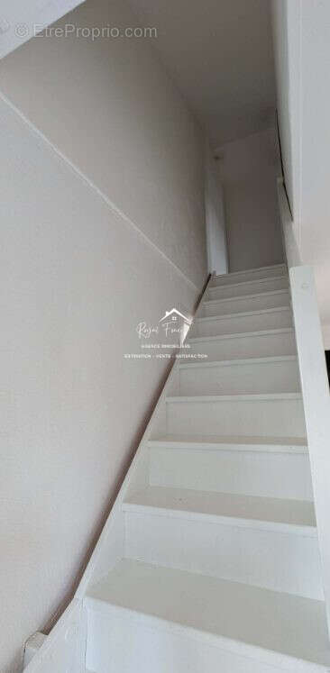 Accès à l'étage - Maison à CHATELLERAULT