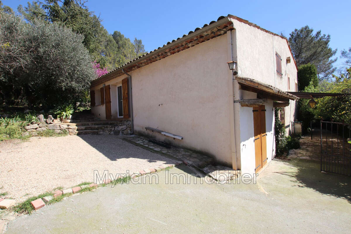 Maison à SAINT-CEZAIRE-SUR-SIAGNE