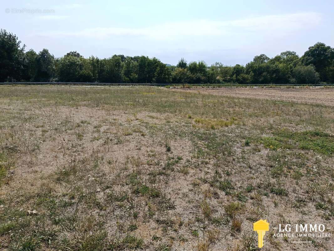 Terrain constructible entre Mirambeau et Montendre - photo 2