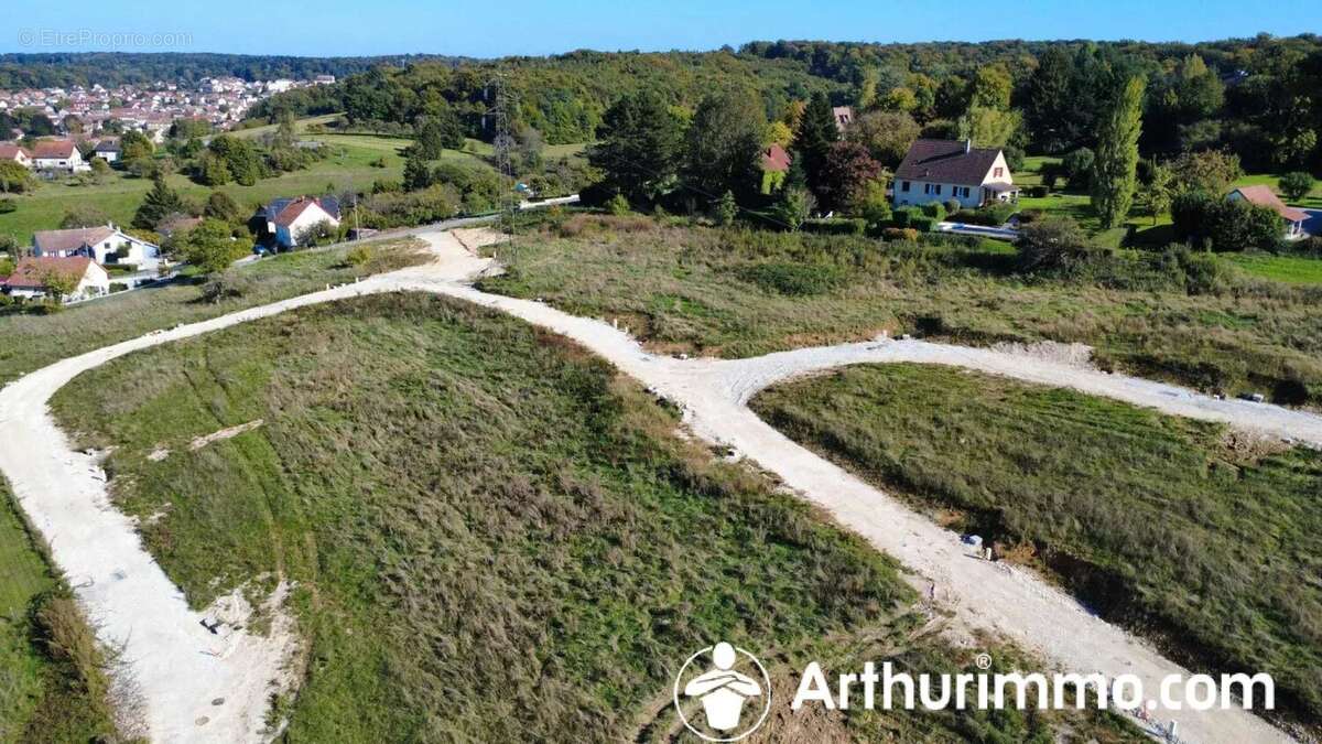 Terrain à FESCHES-LE-CHATEL