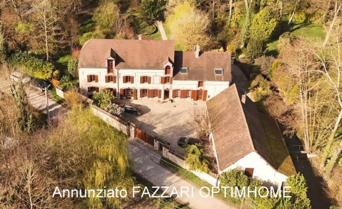 Au cœur d’un domaine clos de 1,5 hectare, ce moulin rénové offre un cadre unique entre étang, rivière et nature préservée - photo 2