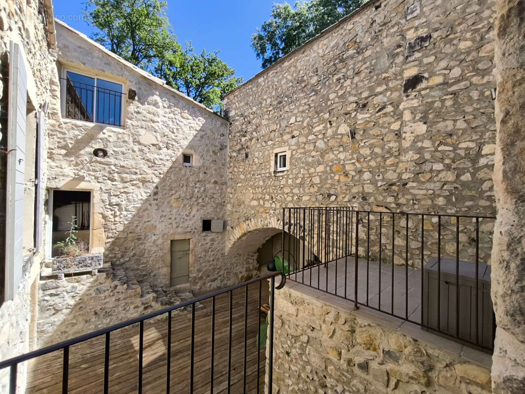 Mirmande. propriete en pierre de pays. renovee en totalite  223.72 m2. parc 1527m2 clos. piscine. dependances - photo 6