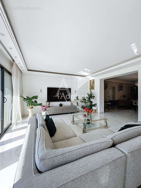 Chelles - propriété d'exception de 254m² - piscine chauffée - prestations luxueuses - photo 4