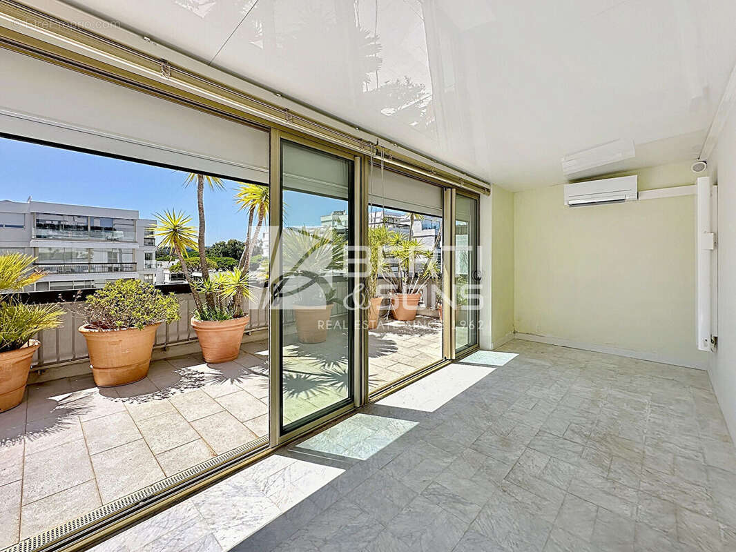 Exclusivité - mandelieu front de mer  - studio alcove transformable en 2 pieces - vue mer - garage et cave ! - photo 13