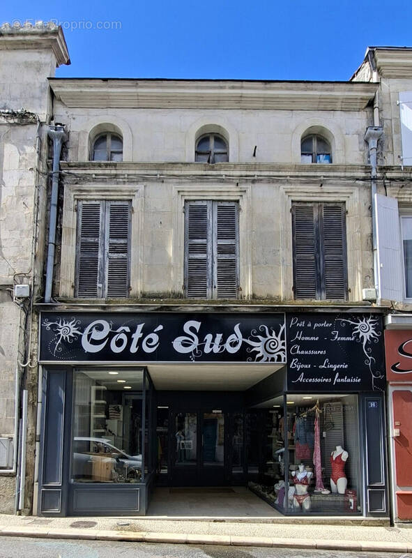 FACADE ET VITRINE SUR RUE - Appartement à PONS