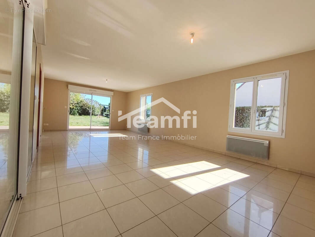 Maison 139 m² à Le Subdray  - photo 4