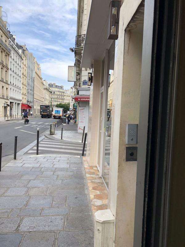 Commerce à PARIS-2E