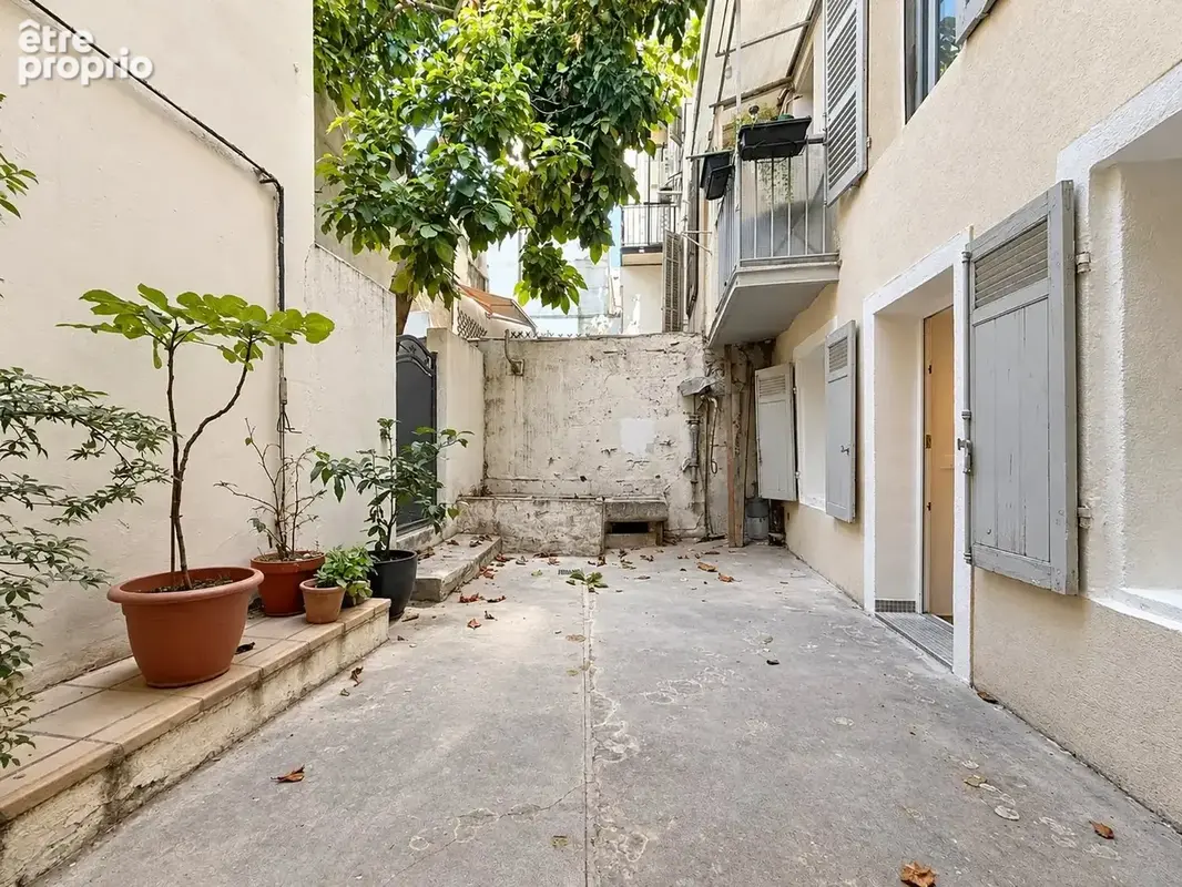 Marseille 1er – longchamp - t2 rénové par architecte - cour - photo 2