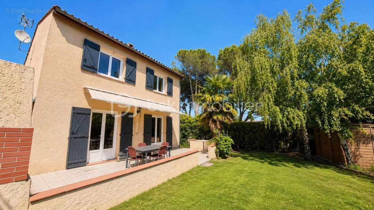 Découvrez la quiétude d'une maison familiale avec double terrasse et parking dans un quartier prisé - photo 2