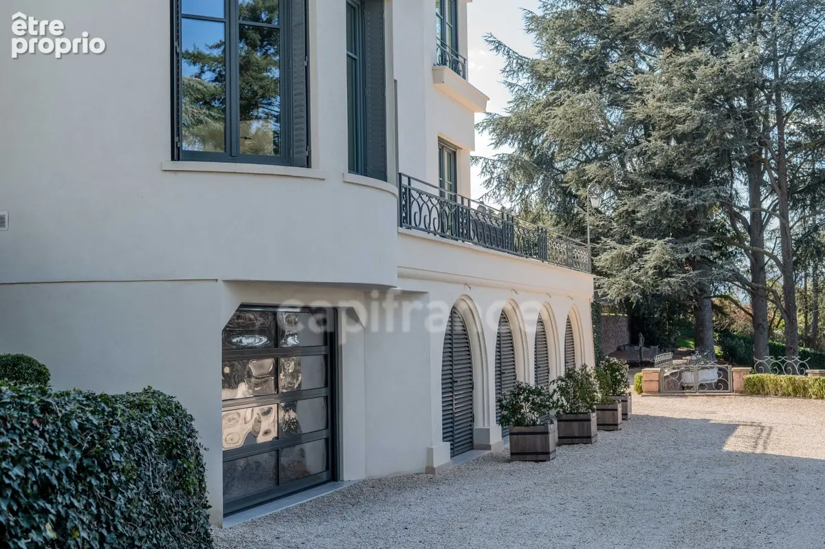 Une propriété de caractère, discrète et élégante, où le charme de la Belle Époque rencontre le confort d’une rénovation récente - photo 7