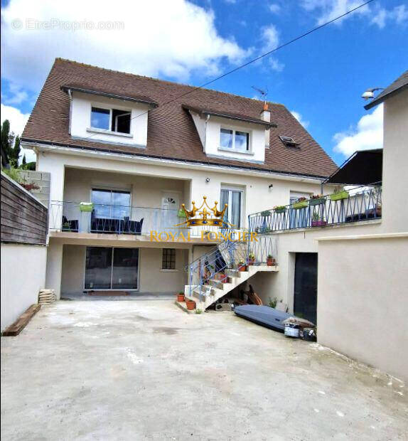 Belle prestation de 200 m2 (deux logements avec accès indépendant) - Maison à CHATELLERAULT