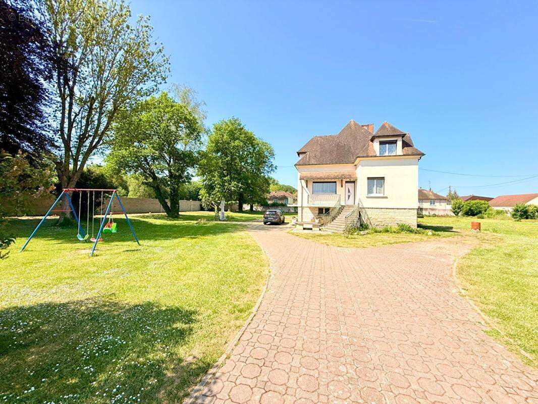 À 10 minutes de la gare LAROCHE-MIGENNES, Maison familiale de 220 m², 6 chambres, sur sous-sol total - photo 15