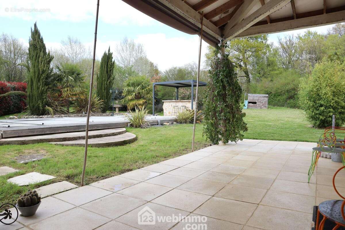 Avec accès à la terrasse carrelée de 23 m2. - Maison à QUEAUX