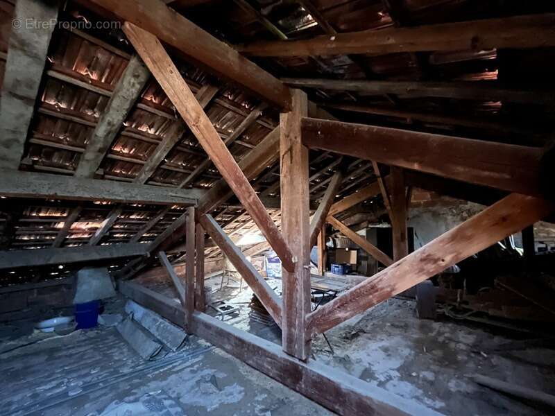 Appartement à BAGNOLS-EN-FORET