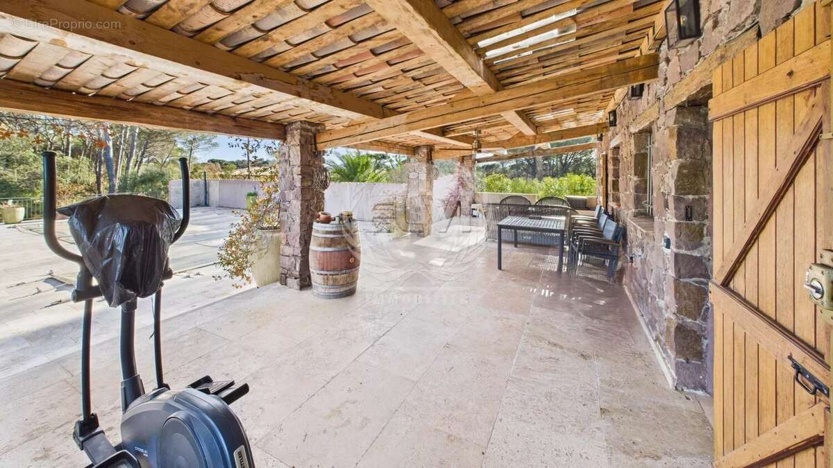 Maison à ROQUEBRUNE-SUR-ARGENS