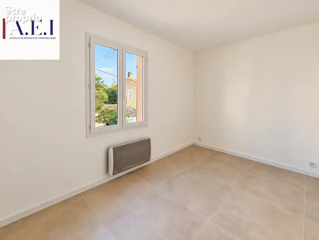 La Seyne sur mer - Maison de ville récente en duplex avec balcon et parking - photo 10
