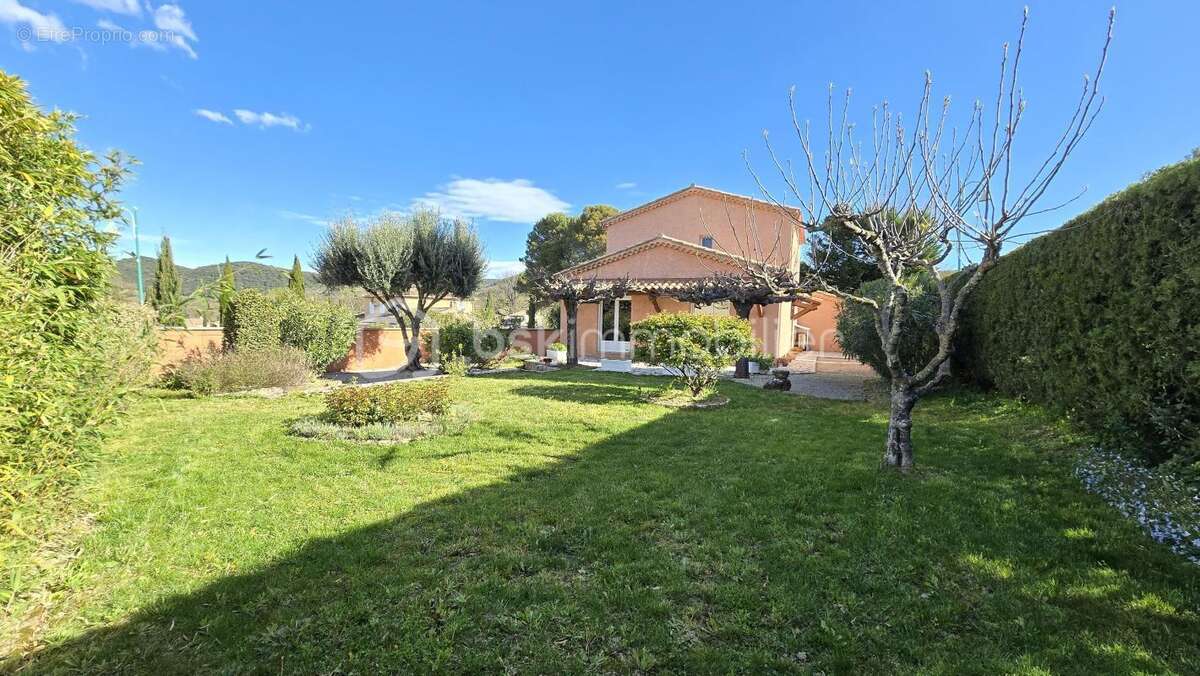 Maison T4 avec panneaux solaires, double garage et jardin - photo 4