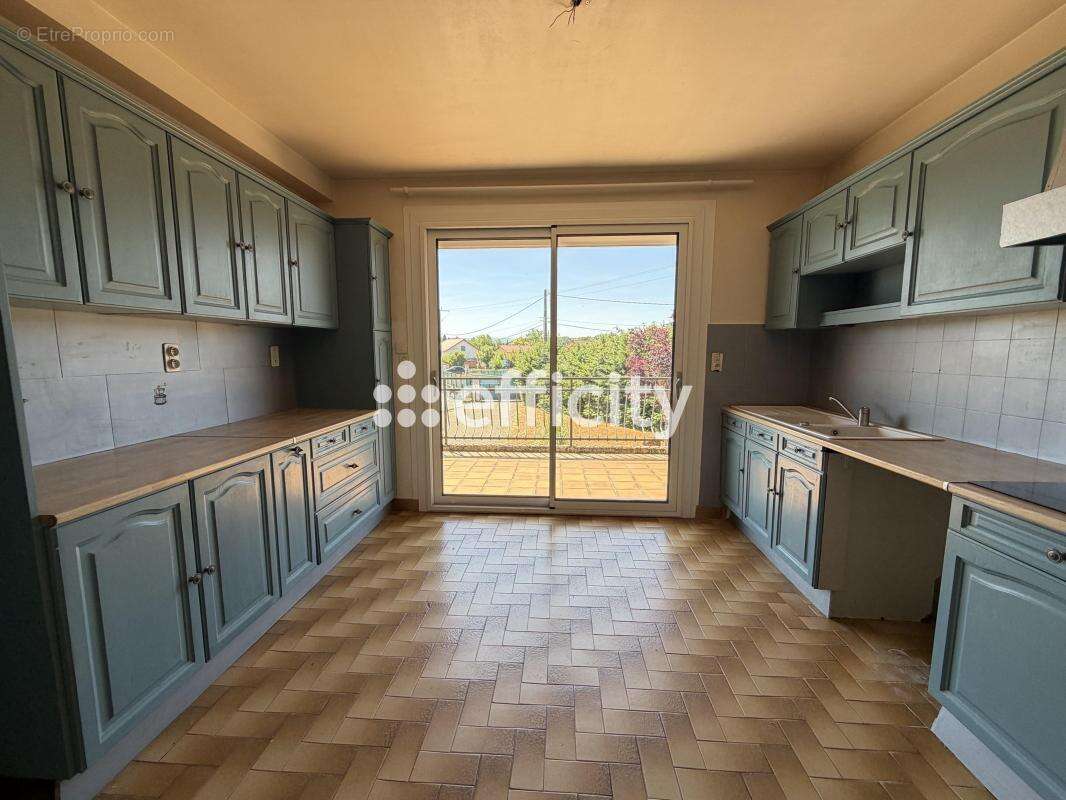 Maison 275 m² à Neronde-Sur-Dore  - photo 5