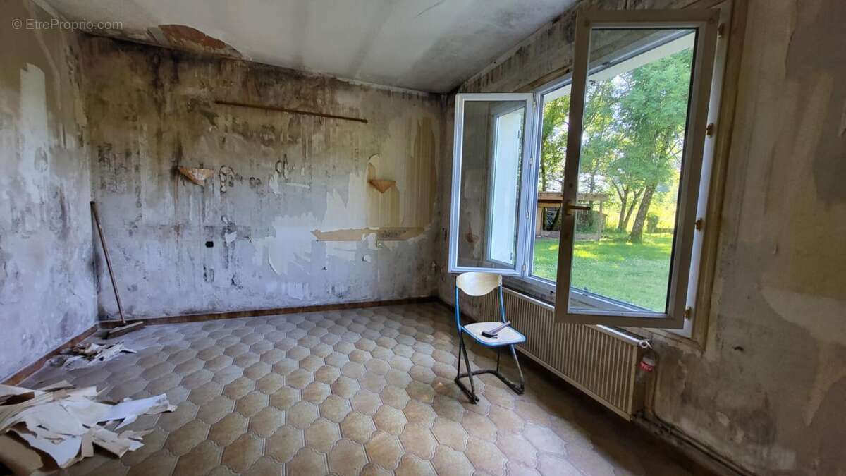 241300 Maison Bosset 5 pièces de plain pied 103 m2 à rénover sur parcelle de 2237 m² - photo 10