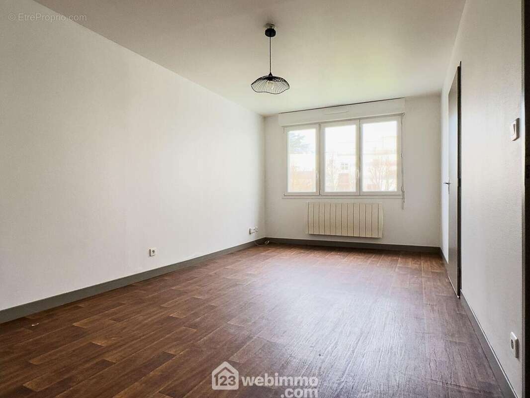 ...une pièce de vie de 15m². - Appartement à NANTES