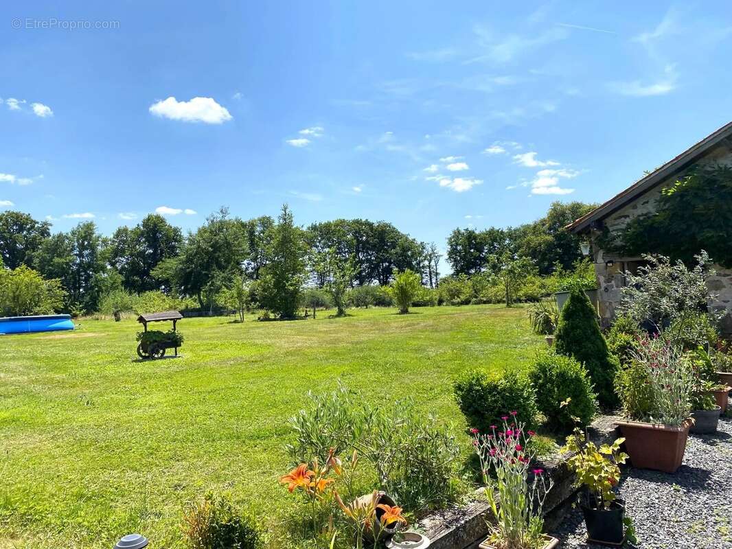 Jolie maison de campagne avec un grand jardin et de belles dépendances - photo 17