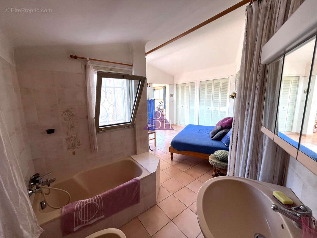 Maison familiale avec  vue mer de l'étage et à 7 minutes de la plage de l'Almanarre et de la gare - photo 12
