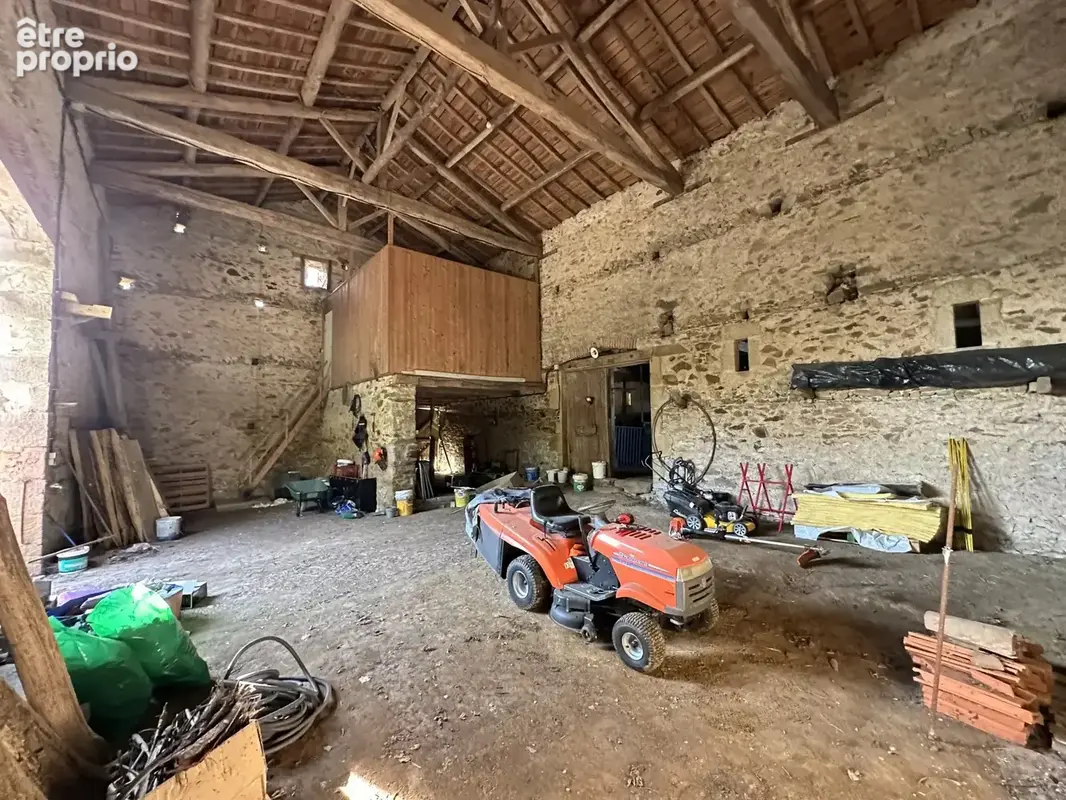 Ancien corps de ferme rénové, 5 chambres + gite + grange de 204 m² et 4 196 m² de terrain - photo 19