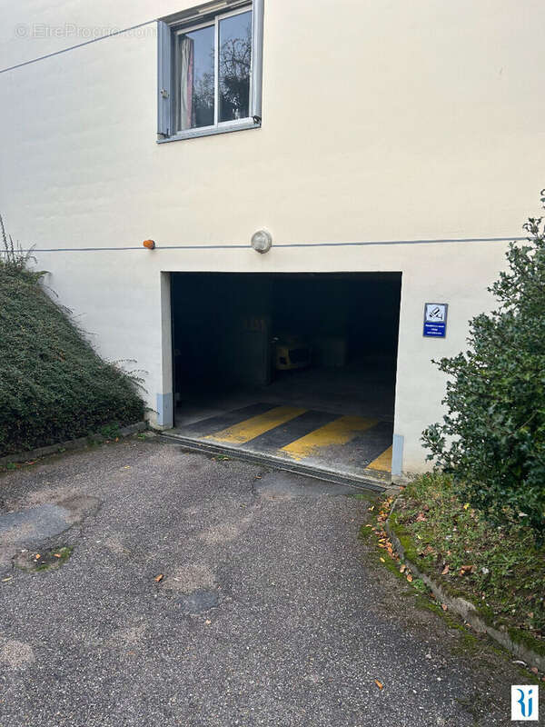 Parking à MONT-SAINT-AIGNAN