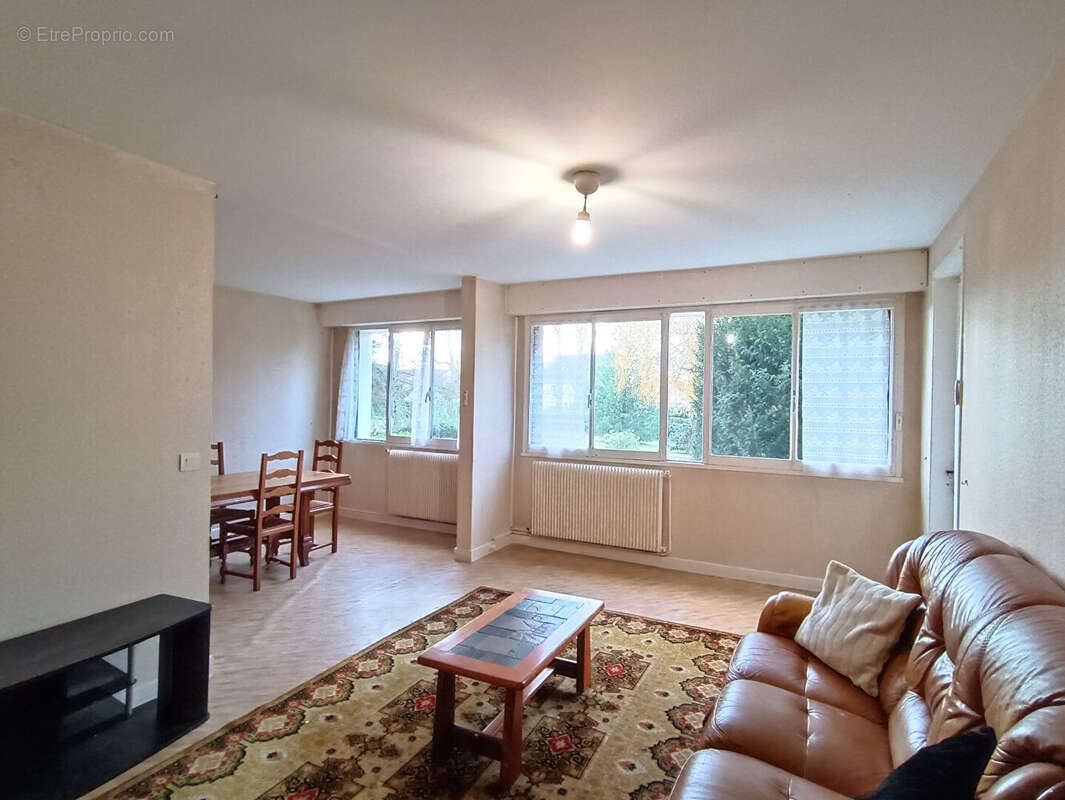 Appartement à LES CLAYES-SOUS-BOIS
