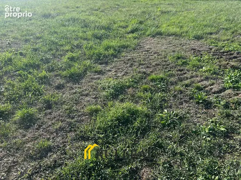 BOURG: Terrain à bâtir de 699m2, proche des commodités - photo 2
