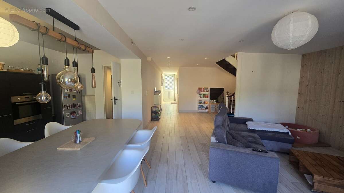Maison à vendre 5 pièces d'environ 126m² à SAINT JEAN D'ANGELY (17) 4 chambres, 1 garage, proche centre ville, sur un terrain d' - photo 5