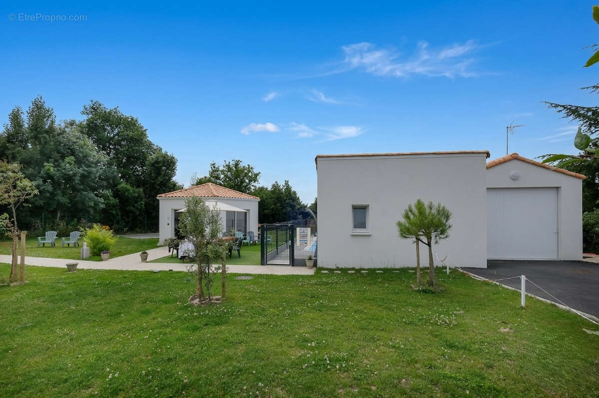 A 15 MINUTES DES SABLES D'OLONNE : Ensemble immobilier aux multiples possibilités sur 2300 m² de terrain - photo 3