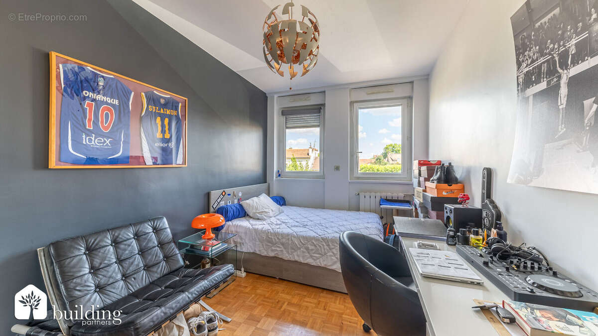 Appartement à COURBEVOIE