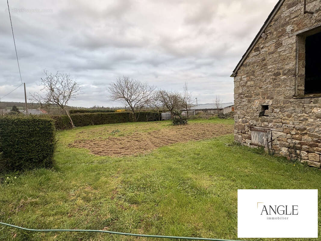 Maison à SAINT-CALAIS-DU-DESERT