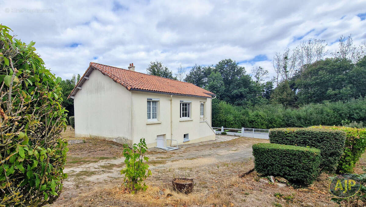 Maison à CUGAND