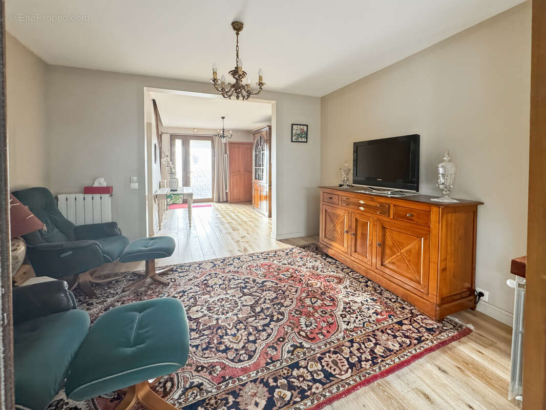 COURBEVOIE 92, Rue Hoche - Maison familiale avec jardins de 111m2 habitables + plus de 52m2 d'annexes (garage - photo 8