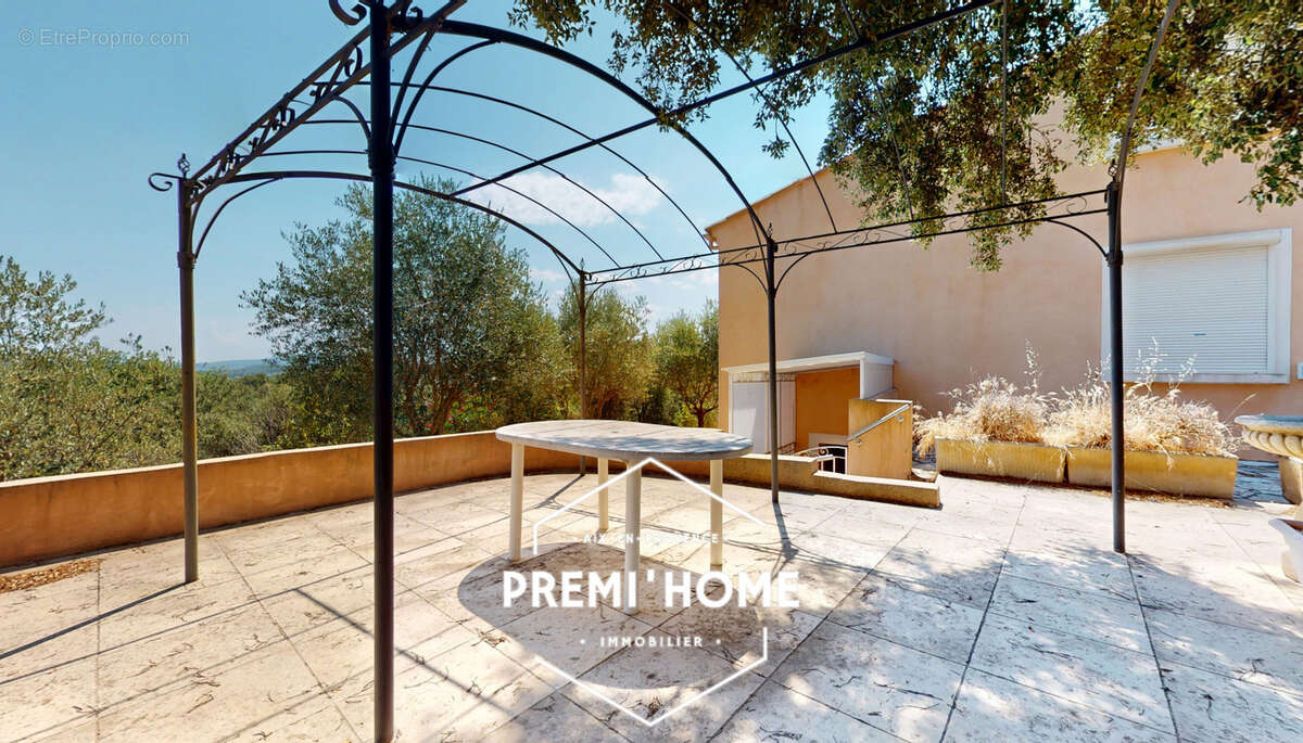 Maison à PEYROLLES-EN-PROVENCE
