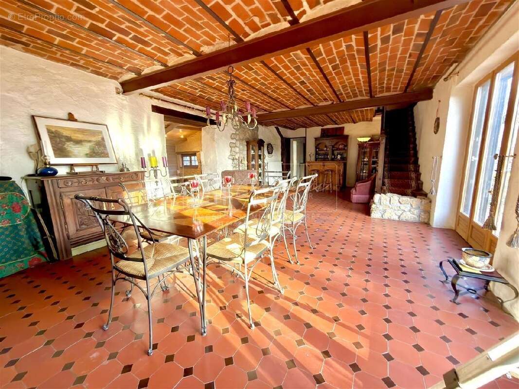 Maison à LA CHAPELLE-LA-REINE