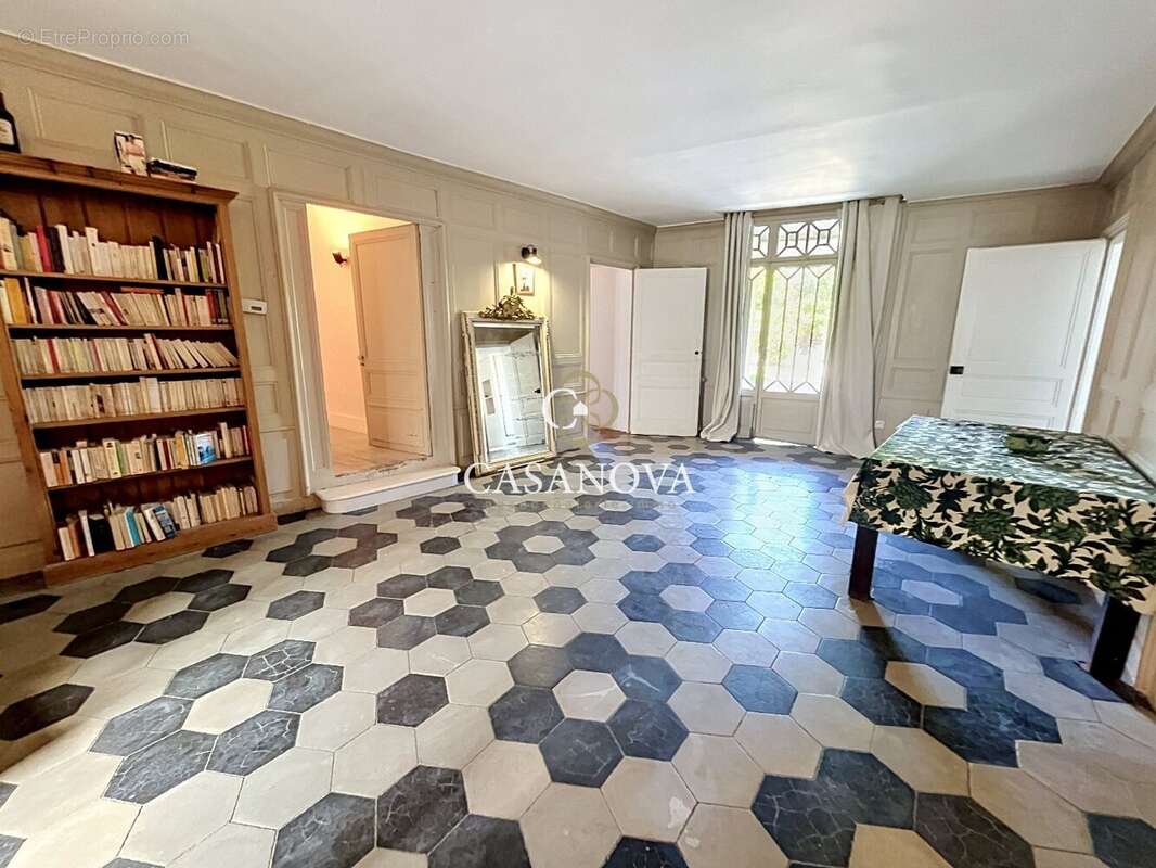Charme & authenticité ! BATISSE de CARACTERE datant de 1789 proposant 350 m² avec jardin et piscine. Idéale pour un PROJET D'ACC - photo 26