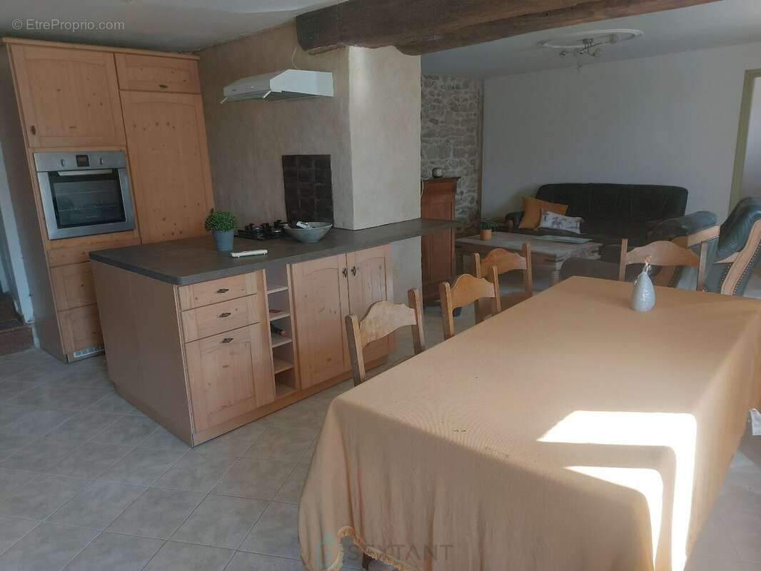 Maison à SAINT-BARTHELEMY-DE-BUSSIERE