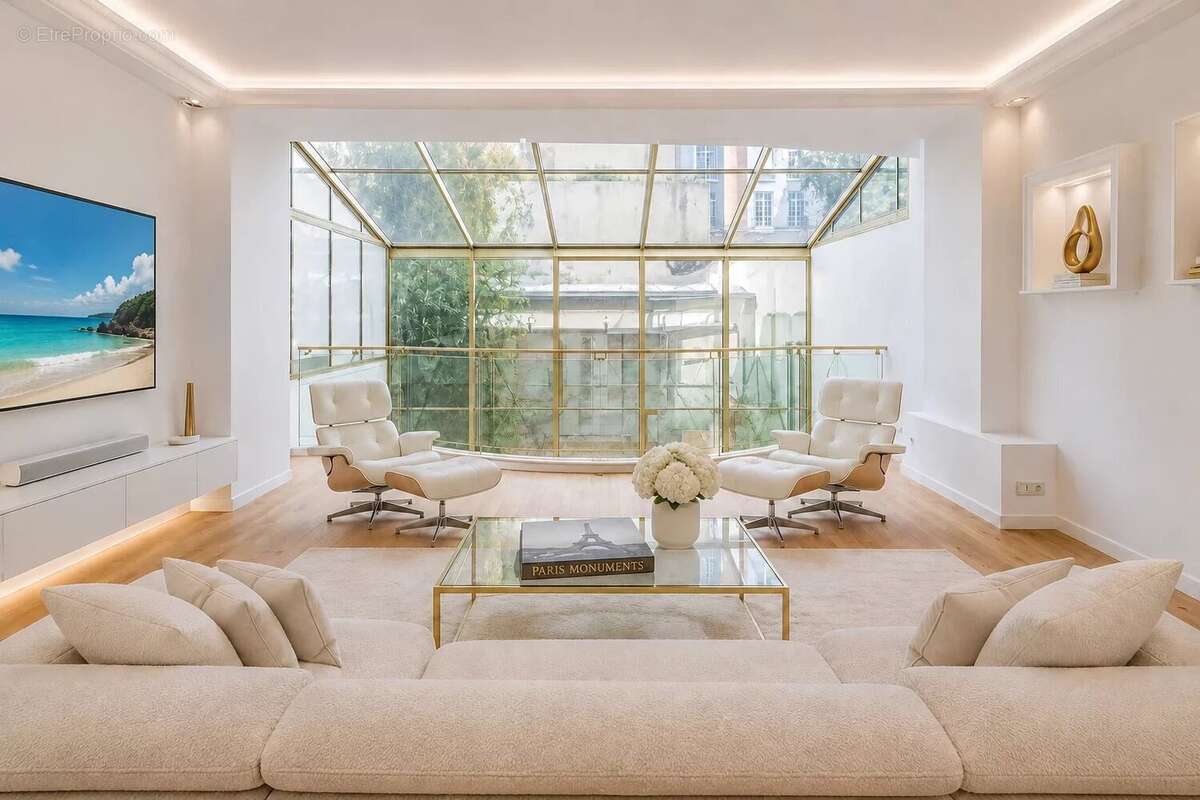 Appartement à PARIS-8E