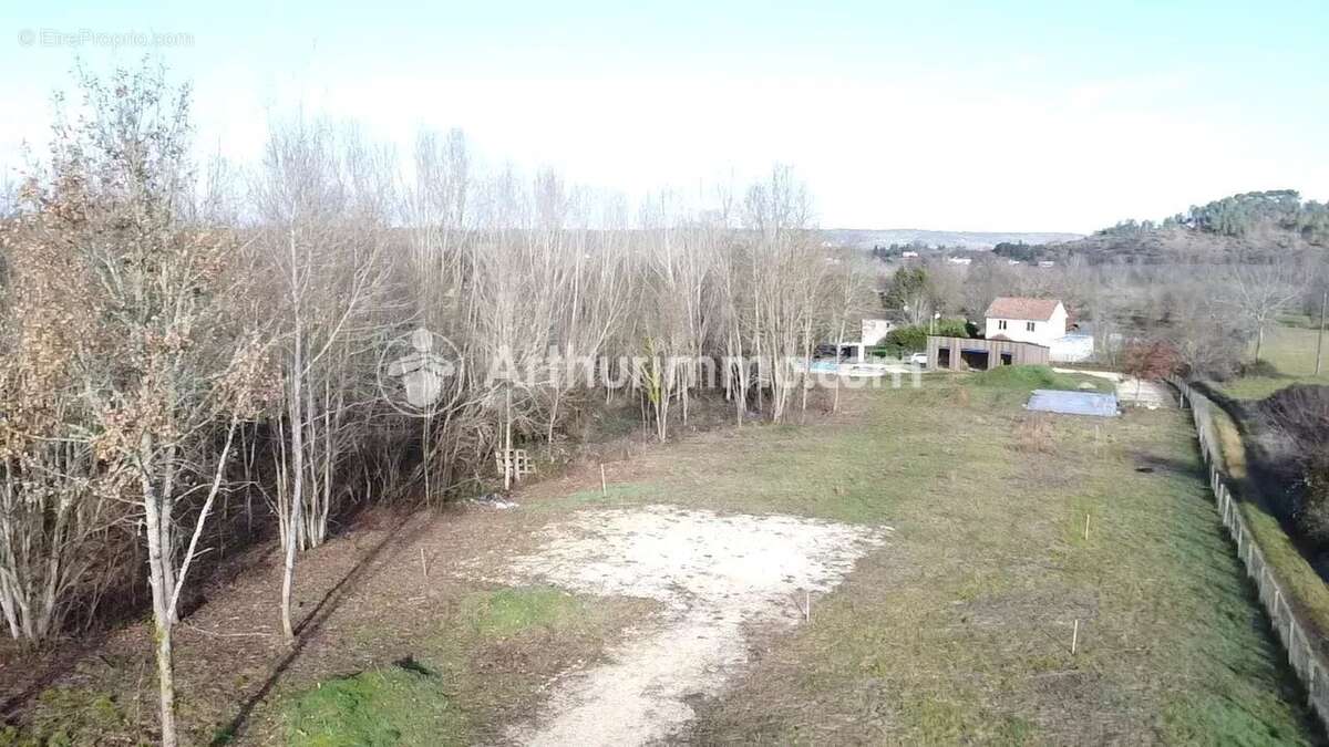 Terrain à NEUVIC