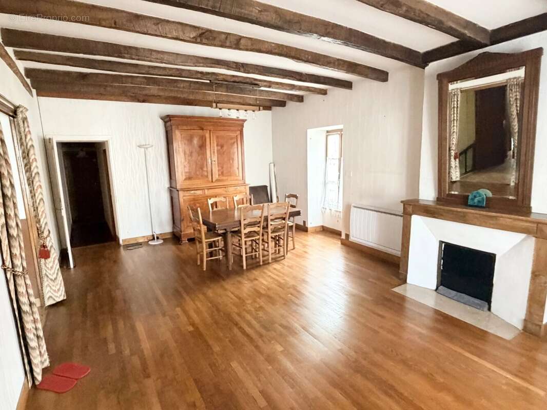 Anciennement le centre du village, grande maison avec possibilités commerciales - photo 3