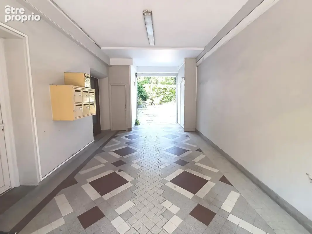 Bel Appartement Bourgeois avec Place de Stationnement à proximité du Centre Ville - photo 11