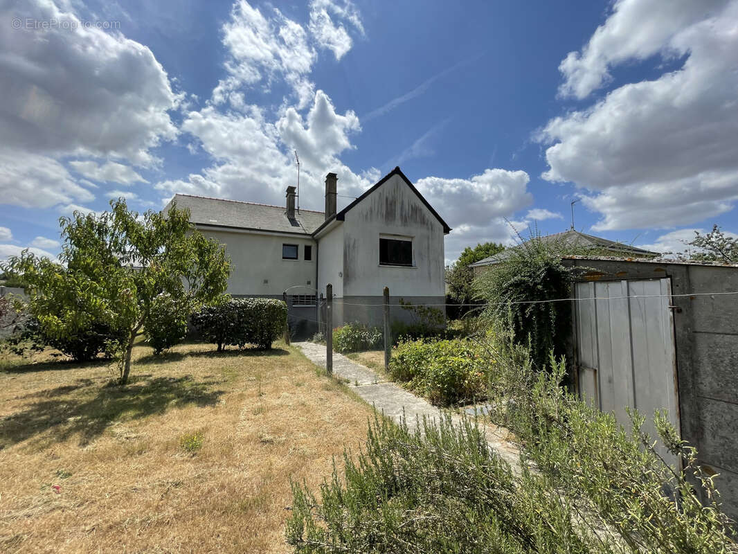 Maison à NOYANT-LA-GRAVOYERE