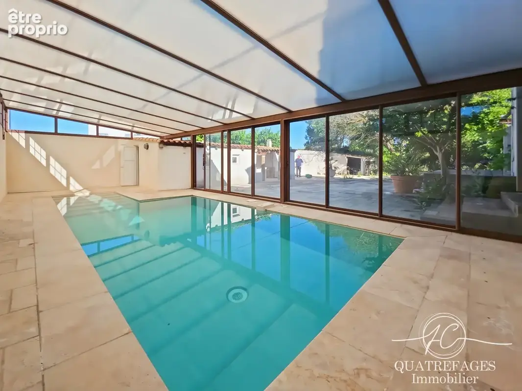 Villa dans un parc arboré exceptionnel avec piscine couverte. - photo 2