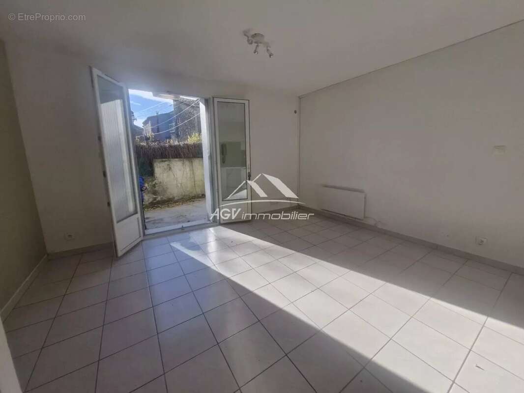 A Saint-Hilaire-De-Brethmas maison avec deux appartements, garage et jardin - photo 18